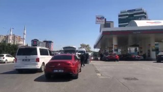 Depremden sonra akaryakıt istasyonlarında kuyruk oluştu