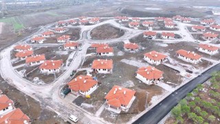 Depremin ardından Kadıoğluçiftliğindeki köy evlerinde yaşam başladı