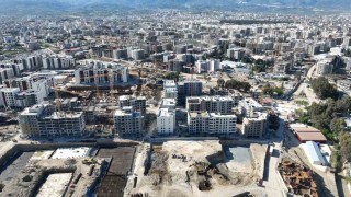 Depremle birlikte boş araziye dönen Antakyada yüzlerce bina yükseliyor