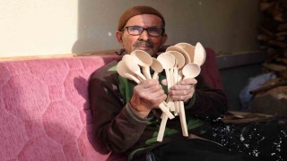 Depremzede Ahmet dede yeni evinde tahta kaşık üretimine devam ediyor