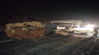 Dev kaya yoldan geçen araçların üzerine düştü