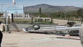 Devrilen otomobilden sağ kurtuldular