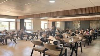 Diclede ilkokul öğrencileri Mehmetçikle birlikte fidan dikti