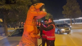 Dinozor kostümüyle Ispartanın kalbini fetheden genç trafik kazasında ağır yaralandı