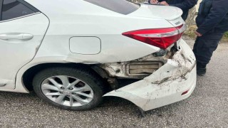 Direksiyon hakimiyetini kaybeden otomobil karşı şeritten gelen otomobile çarpması sonucu şarampole yuvarlandı, 2 yaralı