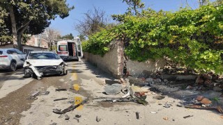 Direksiyon hakimiyetini kaybeden sürücü bahçe duvarına çarptı