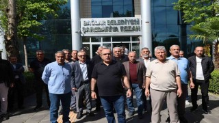 Diyarbakırda 66 kişi, tazminatlarını alamadıkları gerekçesiyle DEM Partili Bağlar Belediyesine yürüdü