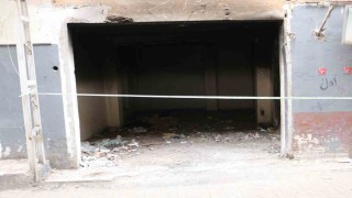 Diyarbakırda ağır hasarlı apartman tehlike saçıyor