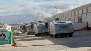 Diyarbakırda bir fabrika deposunda çıkan ve 2 depoya daha sıçrayan yangın söndürüldü