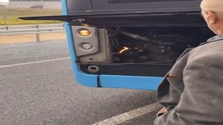Diyarbakırda bir vatandaş, otobüste çıkan yangını üfleyerek söndürmeye çalıştı