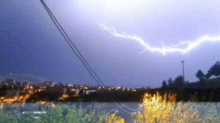 Diyarbakırda şimşekler geceyi aydınlattı
