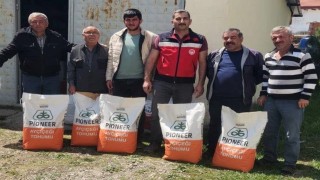 Dumlupınarda çiftçilere yüzde 75 hibeli yağlık ay çiçeği ve fasulye tohumu dağıtıldı