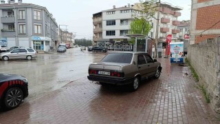 Dur ihtarına uymayan ehliyetsiz sürücü durağa çarptı