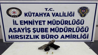 Dur ihtarına uymayan ehliyetsiz sürücünün aracında ruhsatsız tabanca ele geçirildi