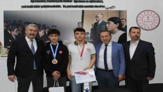 Efelerde şampiyon öğrenciler ödüllendirildi