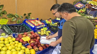 Efelerde zabıta ekipleri manavlarda fiyat etiketlerini denetledi