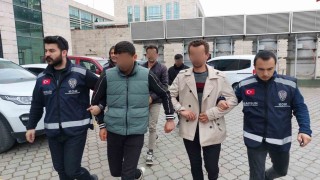Ehliyet sınavına kopya düzeneğiyle giren 3 kardeş yakalandı