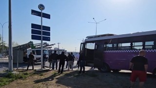 Ehliyetsiz sürücü kullandığı kamyonla özel halk otobüsüne çarptı