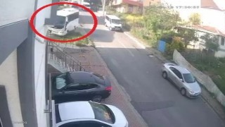 El freni boşalan midibüs apartmana çarparak durabildi