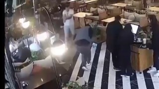 Elazığda 2 kişinin yaralandığı silahlı saldırı kamerada