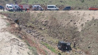 Elazığda hafif ticari araç şarampole yuvarlandı: 5 yaralı