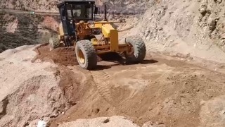Elazığda heyelan nedeniyle zarar gören köy yollarının onarımı sürüyor