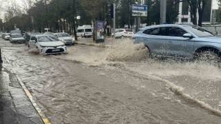 Elazığda kuvvetli yağışta yolda kalan aracı vatandaşlar iterek götürdü