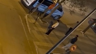 Elazığda otobüs durağının camlarını kıran şüpheliler kamerada