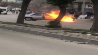 Elazığda park halindeki araç alev alev yandı