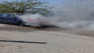 Elazığda park halindeki otomobil alev alev yandı