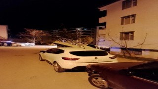 Elazığda pikap apartman bahçesine uçtu
