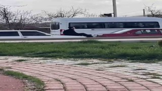 Elazığda şaşırtan olay: İki Fiat Tofaşın arasına girip halat görevi gördü