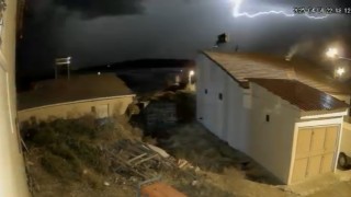 Elazığda şimşekler geceyi aydınlattı
