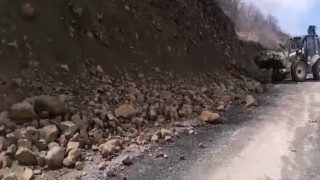 Elazığda yola düşen kaya parçaları kaldırıldı