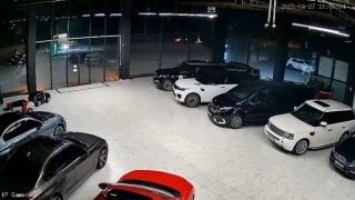 Elazığdaki deprem oto galerinin kameralarına yansıdı