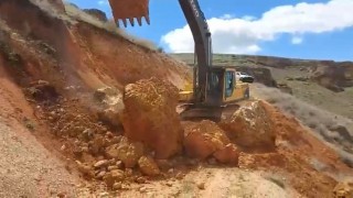 Elazığın köy yollarında kaya düşmelerine karşı çalışma başlatıldı