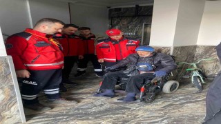 Elektrik kesilince mahsur kalan engelli vatandaşın imdadına kurtarma ekibi koştu