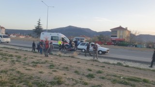 Elektrikli bisiklet sürücüsü park halindeki araca çarptı: 1 yaralı