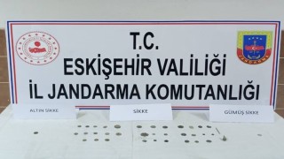 Ellerindeki tarihi eserlere müşteri ararken jandarmaya yakalandılar