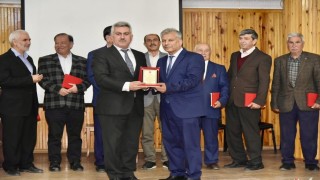 Emekli din görevlilerine plaket