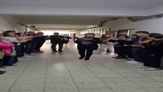 Emekli olan öğretmenlerini böyle uğurladılar