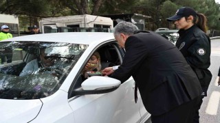 Emniyet Müdürü Aktaştan sürücülere şeker ikramı