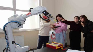Endüstriyel robotlara kadın eli değdi