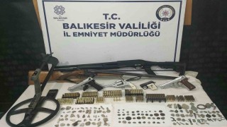Erdekte ruhsatsız silah ve tarihi eser operasyonu: 1 gözaltı