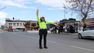 Erzincan trafiğine kadın eli değdi
