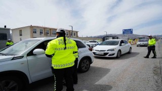 Erzincanda trafik denetiminde kolonya ve şeker ikramı