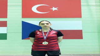 Erzincanlı badmintoncu Slovakyada altın madalya kazandı