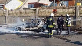 Erzurumda seyir halindeki araç alev topuna döndü