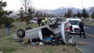 Erzurumda ters yöne giren cip otomobille çarpıştı: 2 yaralı