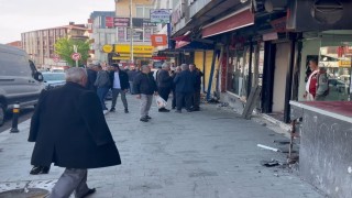 Esenyurtta direksiyonda fenalaşan sürücü işyerine daldı